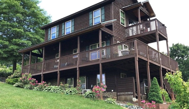 All Decked Out - Riverfront, Firepit, Fireplace, Foosball, Gameroom, Fire table, Wet bar, WIFI