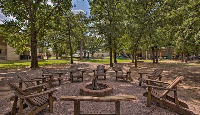 All-Encompassing Family Retreat Near Lake Texoma!