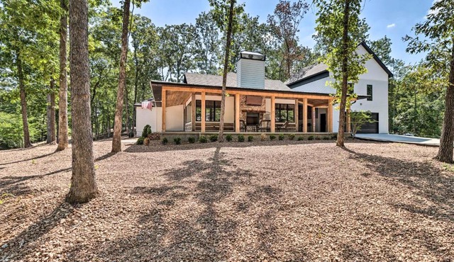 All-Encompassing Lakehouse w/Modern Accents!