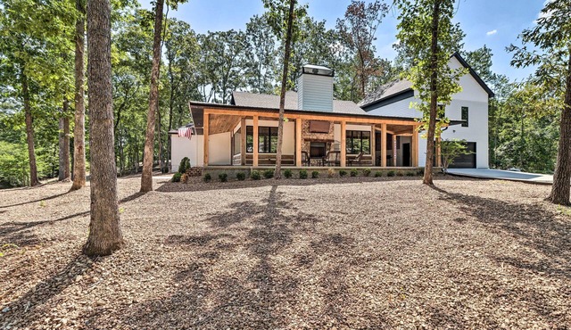 All-Encompassing Lakehouse w/Modern Accents!