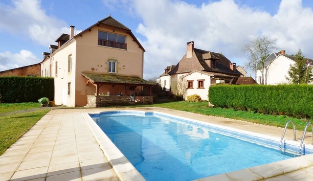 All houses Salagnac pool. Ideal large family group of friends.