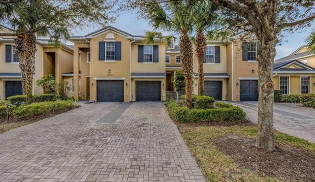 All inclusive golf resort in a 3bed 2bath turnkey condo with a lake view!