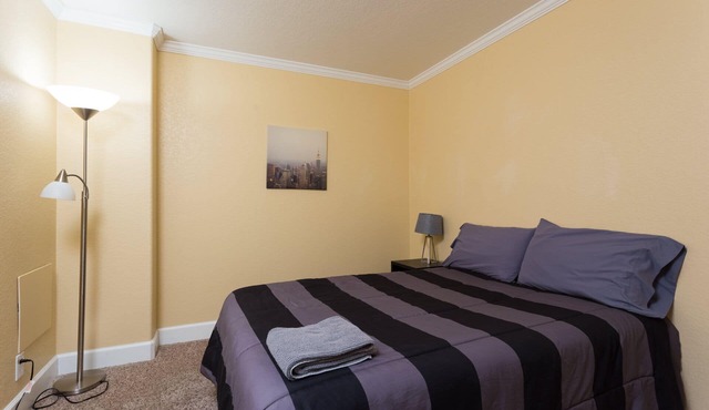 All Inclusive Luxury Condo w/Parking, Laundry, Wifi, Cable