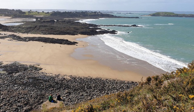 All mod cons apartment with sea view and pools. Vast Longchamp beach 5 min walk