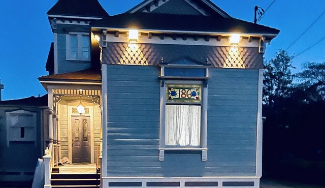 All New 1 BEDROOM Downtown Luxury Victorian bedroom separate from house sleeps 2