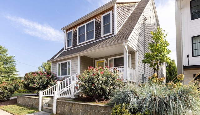 All Newly-Designed Water Views, Expansive Yard, Steps to Restaurants and Downtown Annapolis