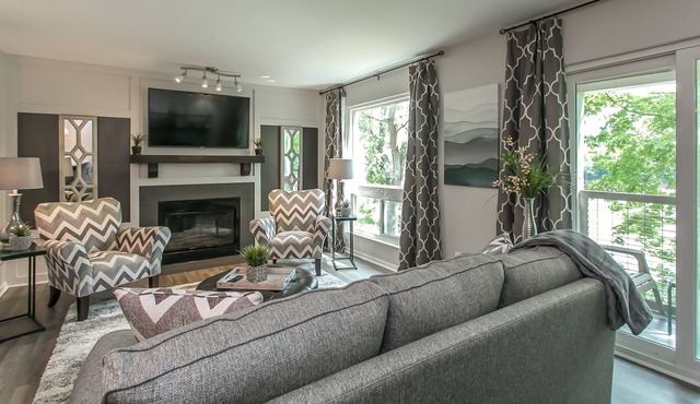 All Newly remodeled/ON THE RIVER/Walk 2Broadway! Free covered parking/KING Beds/