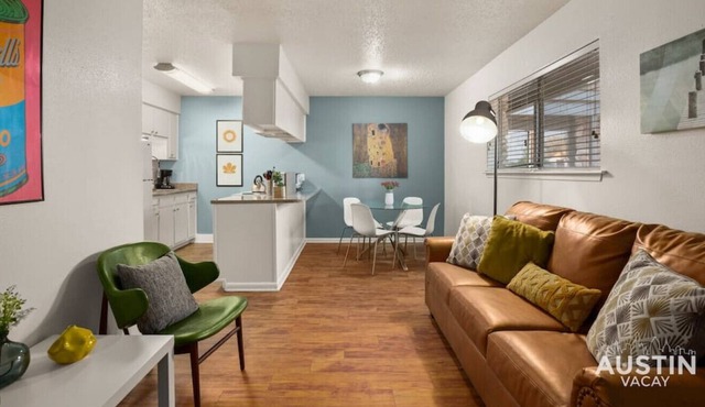 All of North Loop at Your Door! Private Apt + Pool