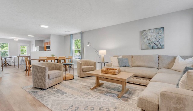 All on One Level | Big Sofa, Clean & Quiet Stay