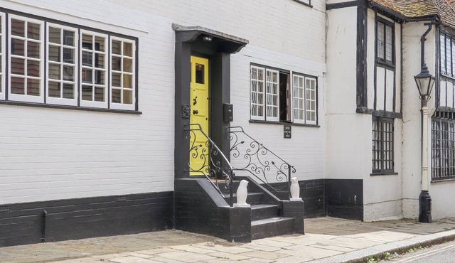 ALL SAINTS, pet friendly, character holiday cottage in Hastings