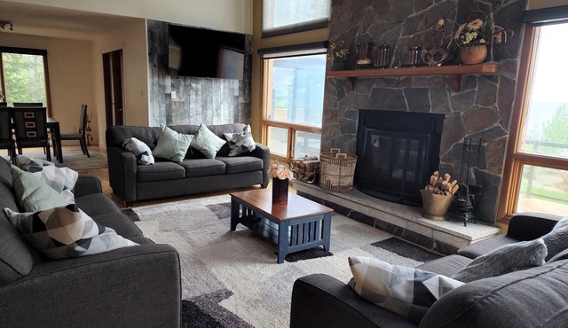 All season 3BR Lakefront Firepit & Place Hot Tub Sun Room 2-Garage Luxury House