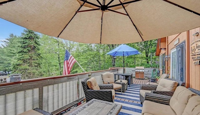 All-Season 4BR Pocono Chalet | Walk to Lake & Ski