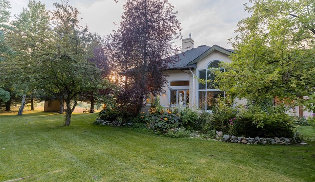 All season 5 BR, 5 BA house in mid-valley, 12 min to Baldy ski lifts