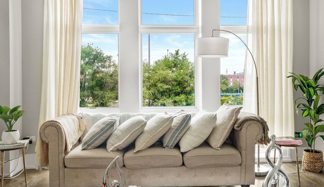 All Season Chicago Haven Near United Center Rush Hospital and Downtown