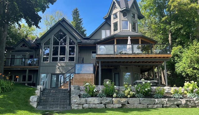All season Cottage Water Front on Simcoe Lake