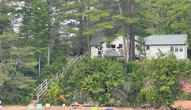 All season cottage with sauna overlooking the private beach on Lake Superior