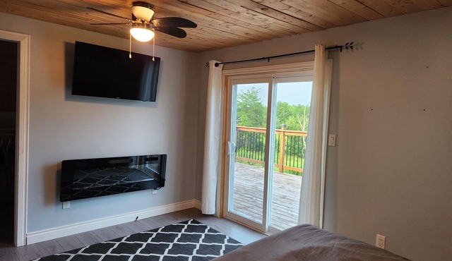 All-season cozy pet-friendly country retreat on 24 acres; mins to trails & lakes
