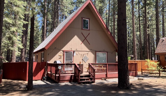All-season, dog-friendly cabin with fireplace & deck - near Heavenly & beach
