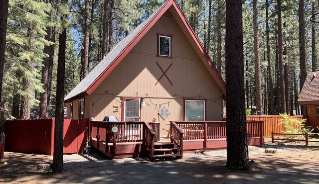 All-season, dog-friendly cabin with fireplace & deck - near Heavenly & beach
