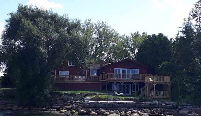 ALL SEASON dream LAKEHOUSE on LAKE ONTARIO NY- HOTTUB-GAMESROOM-PET FRIENDLY