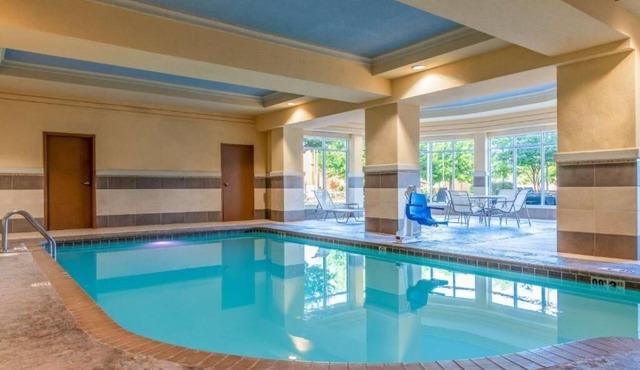 All-Season Fun: Heated Pool, Close to Dickey-Stephens Park & River Market.