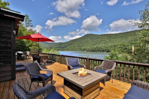 All-Season Lake House Between Okemo & Killington!