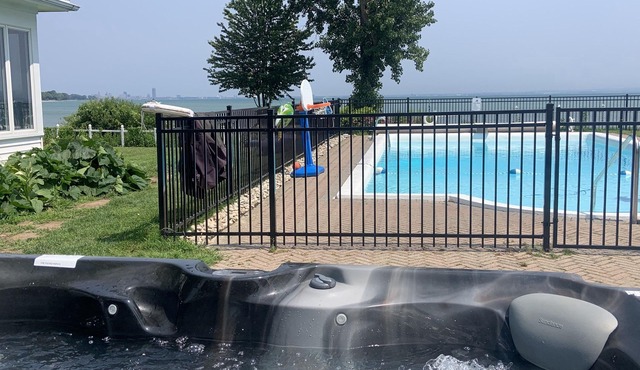 All Season Large lux on Water Amazing Skyline - hot tub, pool and beach