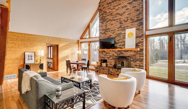 All-Season Lodge 40 Acres: Walk to Elkhart Lake!