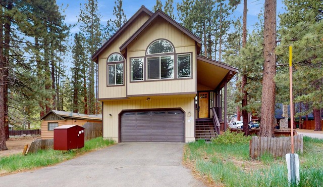 All-season long-term retreat with 2 living rooms & jetted tub - monthly rental