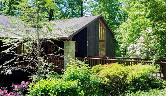 All-Season Mountain Retreat with Resort Access