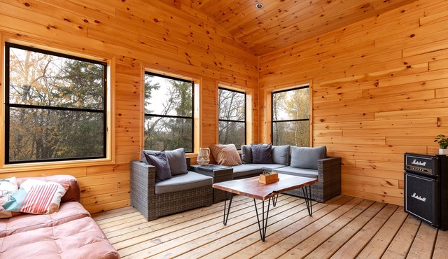 All Season Muskoka Cottage*HotTub*Sauna*Beach*BBQ