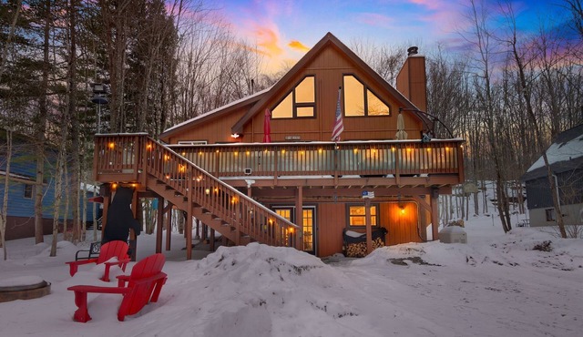 All-Season Poconos Chalet in The Hideout