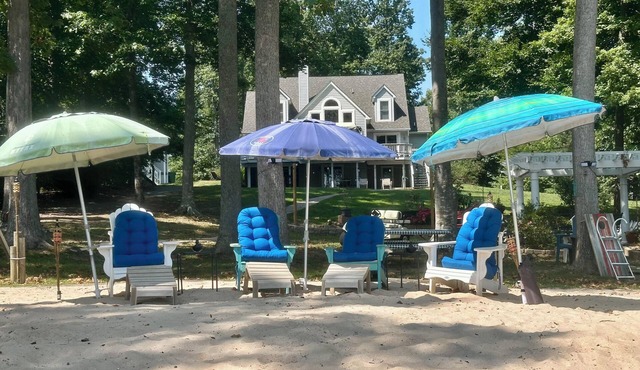 ALL SEASON RETREAT! Warm Waters, 2 Firepits, Cozy Boathouse! Indoor Fireplace!