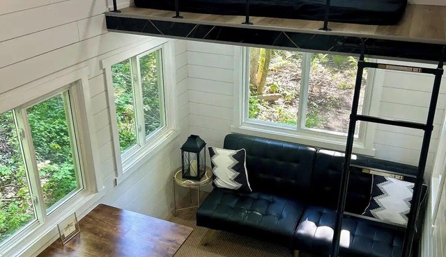 All Season Tiny Home in Forest with Sauna, Hot Tub & Wifi