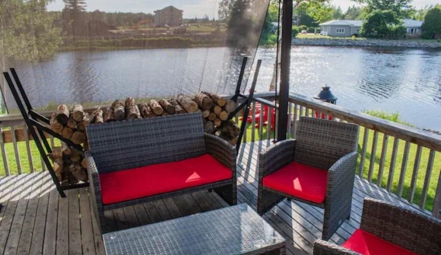 All-season waterfront 4-bedroom in Shediac