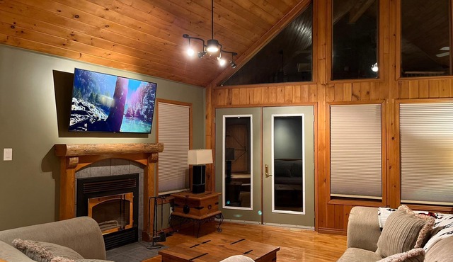 ALL Season Waterfront Cottage with WIFI, BBQ, Beach & Boat Ramp