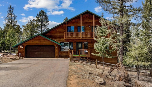 All Seasons Chalet- Beautiful cabin in Divide, CO!