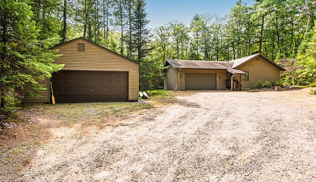 All-seasons home with walking trails, sledding hill, firepit, fireplaces & deck