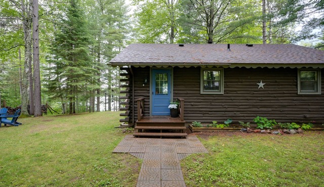 All-seasons lakefront cabin with dock, wood fireplace, kitchen, kayaks, & AC