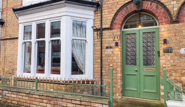 ALL SEASONS, pet friendly, character holiday cottage in Filey