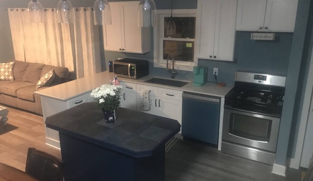 All Seasons Sunset Bay cottage, walk to beach.