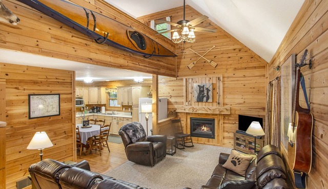 All-Seasons Woodland Escape: Fire Pit, Deck, Grill