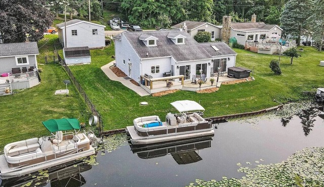 All Sports Big Wolf lake house that sleeps 12!