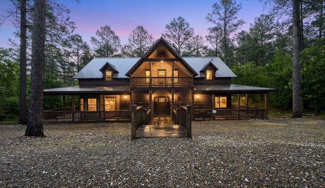All Spruced Up- 5 STAR Luxury Cabin & Sleeps 18-ALL THE AMENITIES!