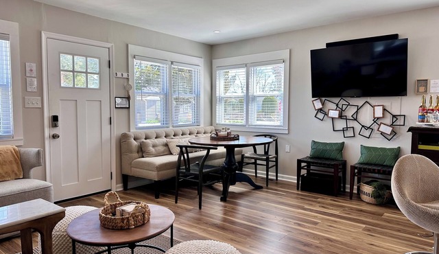 All Spruced Up Cottage, 1 block to beach, outside oasis, pet friendly, WiFi