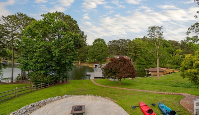 All the comforts of home in a gorgeous, relaxing lakefront home