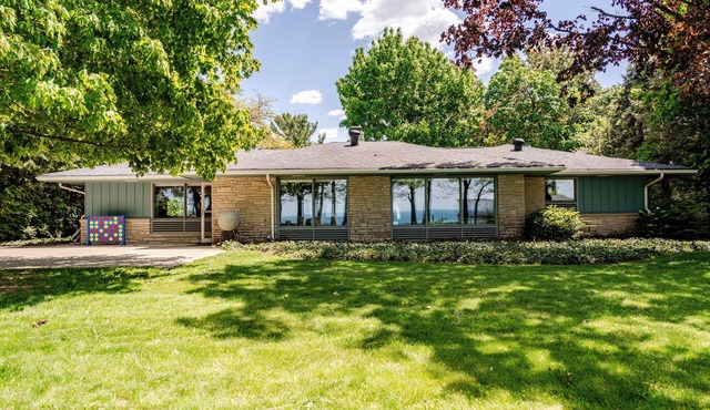 All The Waters Retro Home on Lake Michigan- PRIVATE BEACH-Large, shaded backyard