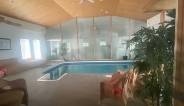 All Year Lakefront Getaway in a private guest rm & indoor pool/Sauna on QEstate