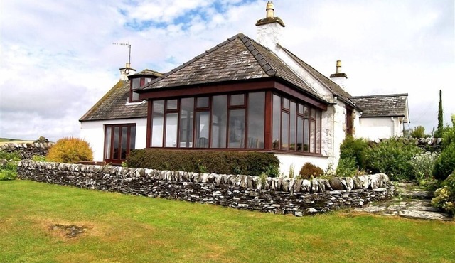 Allanhead Cottage - a cottage that sleeps 8 guests in 3 bedrooms