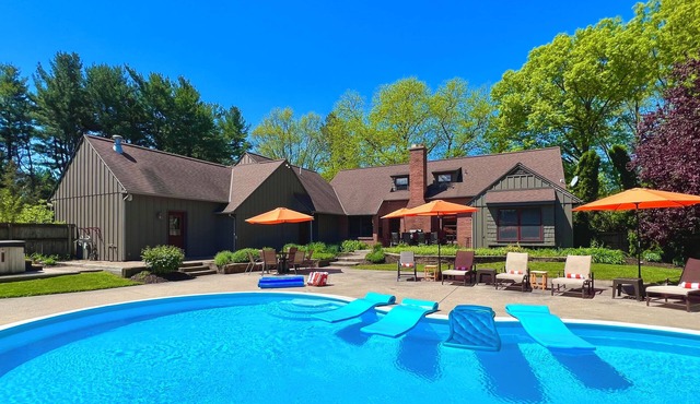 ALLEGAN ACRES 3Acres,Pool,HotTub,6Bdrm,3Bath,2Fireplaces,FirePit,PingPong,Events